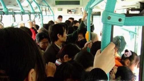 为什么很多人坐公共汽车喜欢挤一堆？