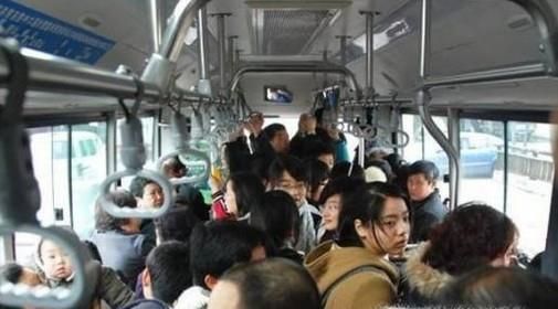 为什么很多人坐公共汽车喜欢挤一堆？