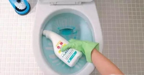 如何快速去除马桶污垢尿垢（多厚都不怕）