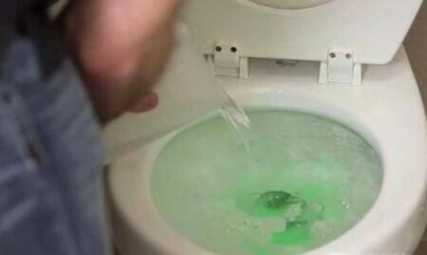 如何快速去除马桶污垢尿垢（多厚都不怕）