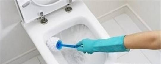 如何快速去除马桶污垢尿垢（多厚都不怕）