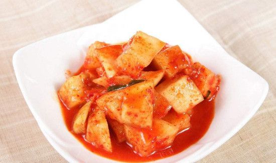 泡菜上面有一层白膜还能吃吗