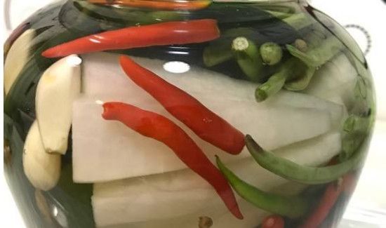 泡菜上面有一层白膜还能吃吗