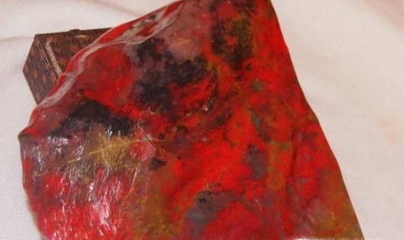 鸡血玉和鸡血石的区别，鸡血石和鸡血玉哪个好