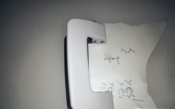 得力打孔机使用方法