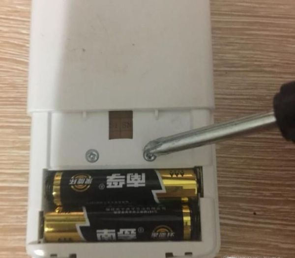 空调遥控器怎么拆开