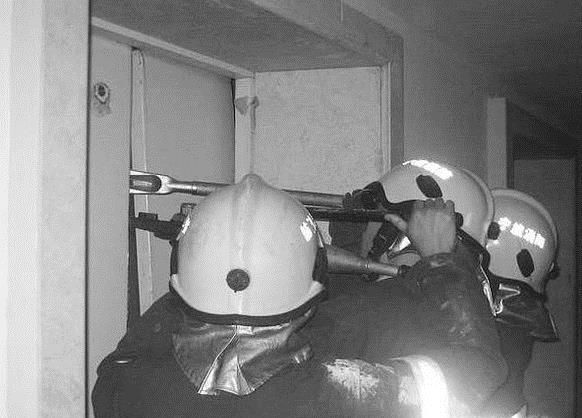 电梯突然断电怎么办？