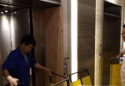 电梯突然断电怎么办？