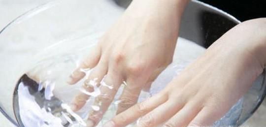 手指上粘住502胶水怎么办？