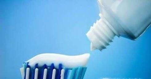 白色衣服油渍怎么洗