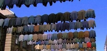 阴雨天衣服洗过有馊味怎么办