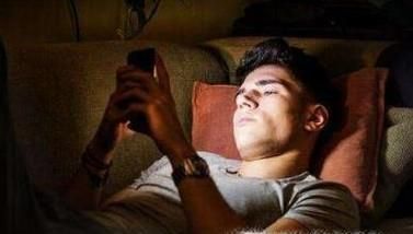 晚上玩手机的坏处