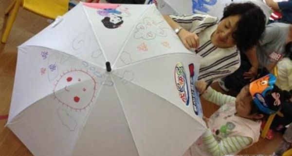 如何在雨伞上画画使颜色不掉