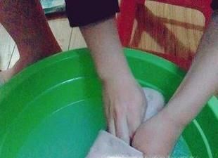 清洗拖鞋的巧妙方法