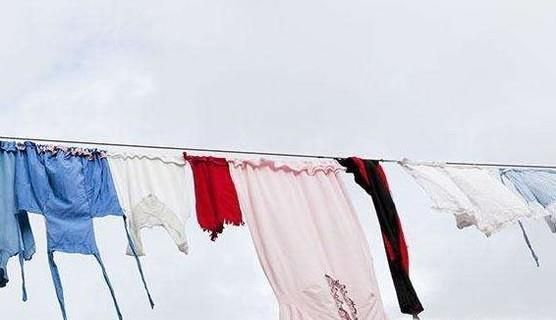 阴雨天衣服晾为什么有股异味
