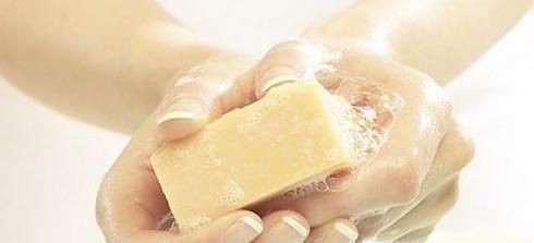 地毯上边有污渍怎么办？