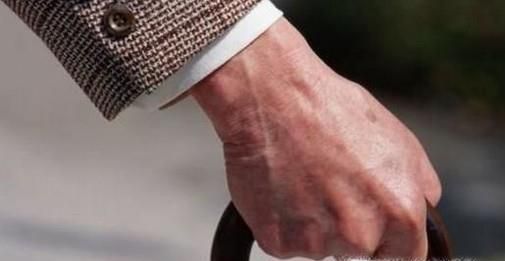 怎么给老人挑选拐杖？