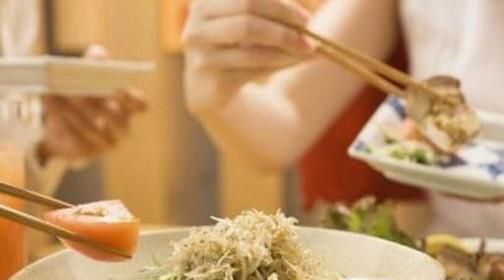 吃饭的过程中哪些行为会让别人厌烦？