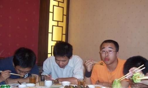 吃饭的过程中哪些行为会让别人厌烦？