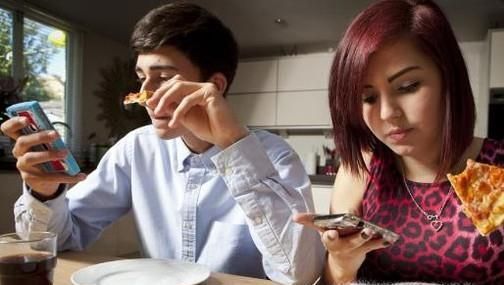 吃饭的过程中哪些行为会让别人厌烦？