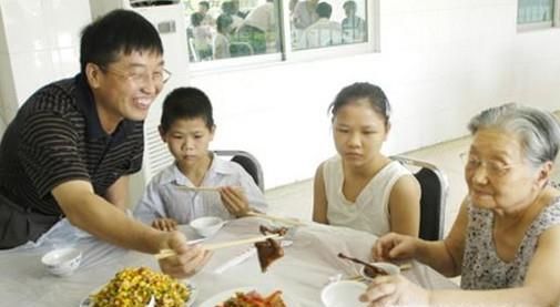 吃饭的过程中哪些行为会让别人厌烦？