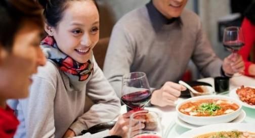 吃饭的过程中哪些行为会让别人厌烦？