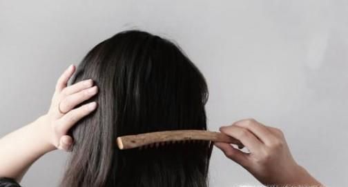 生活中哪些做法容易导致大量脱发？