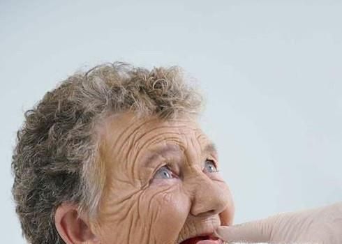 第一次戴假牙需要注意什么？