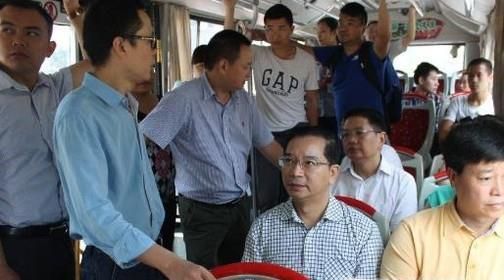 哪些迹象表明这个人可能快要下车了？