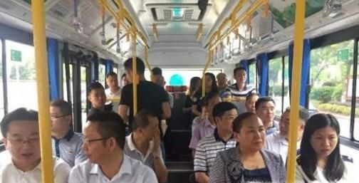 哪些迹象表明这个人可能快要下车了？