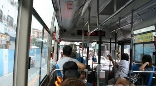 哪些迹象表明这个人可能快要下车了？