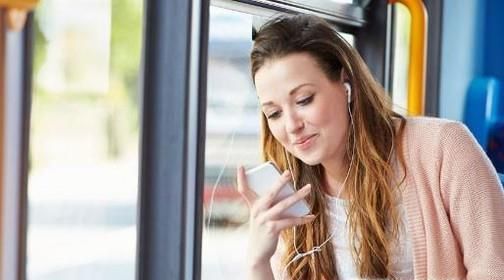 哪些迹象表明这个人可能快要下车了？