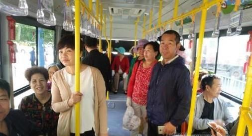 哪些迹象表明这个人可能快要下车了？