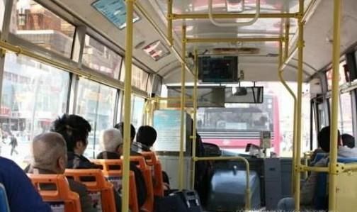 哪些迹象表明这个人可能快要下车了？