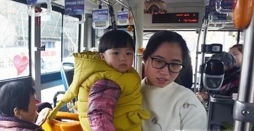 哪些迹象表明这个人可能快要下车了？