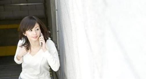 为什么有的人不知不觉起来走动着接电话？