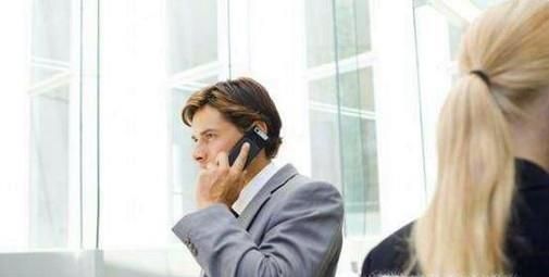 为什么有的人不知不觉起来走动着接电话？