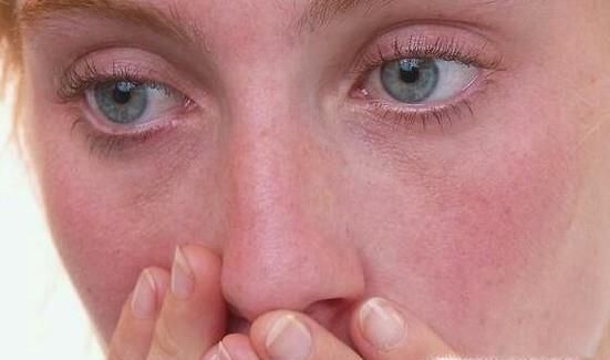 如何通过抚摸动作看人