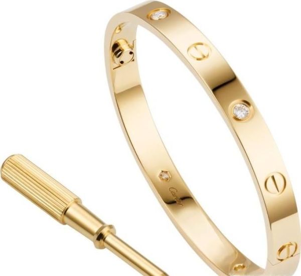 正确佩戴手镯的方法