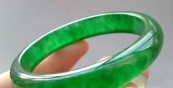 正确佩戴手镯的方法