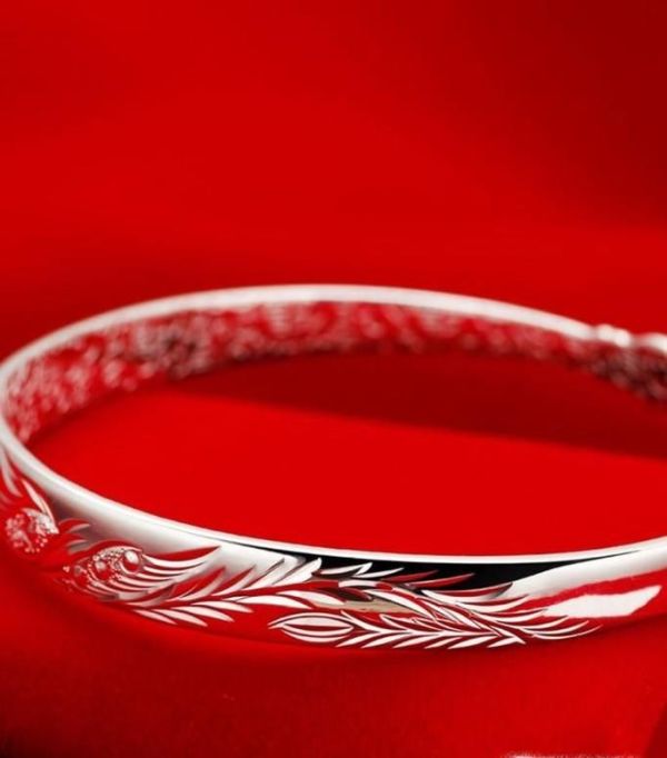 正确佩戴手镯的方法