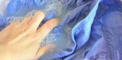 怎样去除衣服上面的霉点？