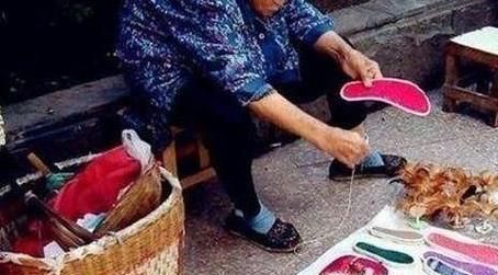 广场摆摊卖什么好