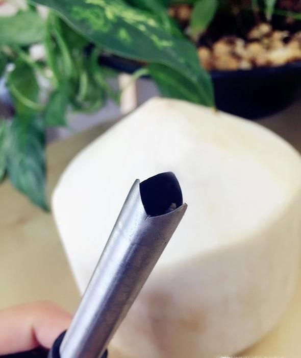 如何用开椰器开椰子