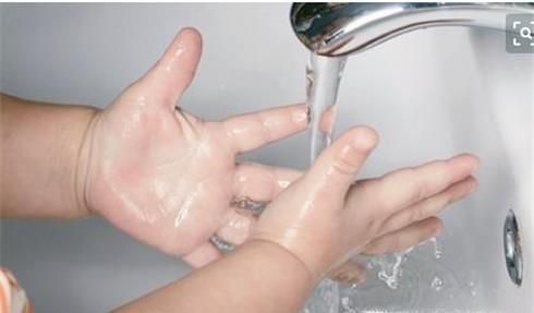 被小龙虾夹到手出血了怎么办