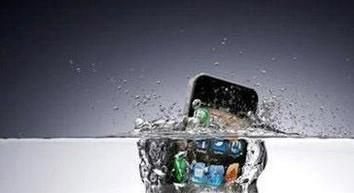 手机掉水里后怎么办？如何处理？