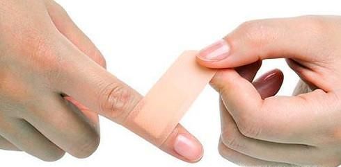 被小龙虾夹到手出血了怎么办