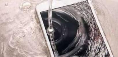 手机掉水里后怎么办？如何处理？