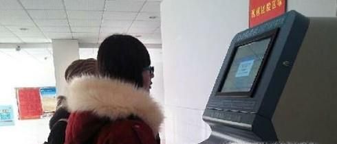 如何在自助取票机上取火车票