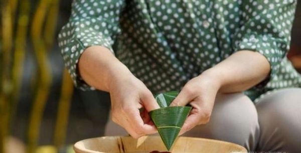 如何包鲜肉三角粽子